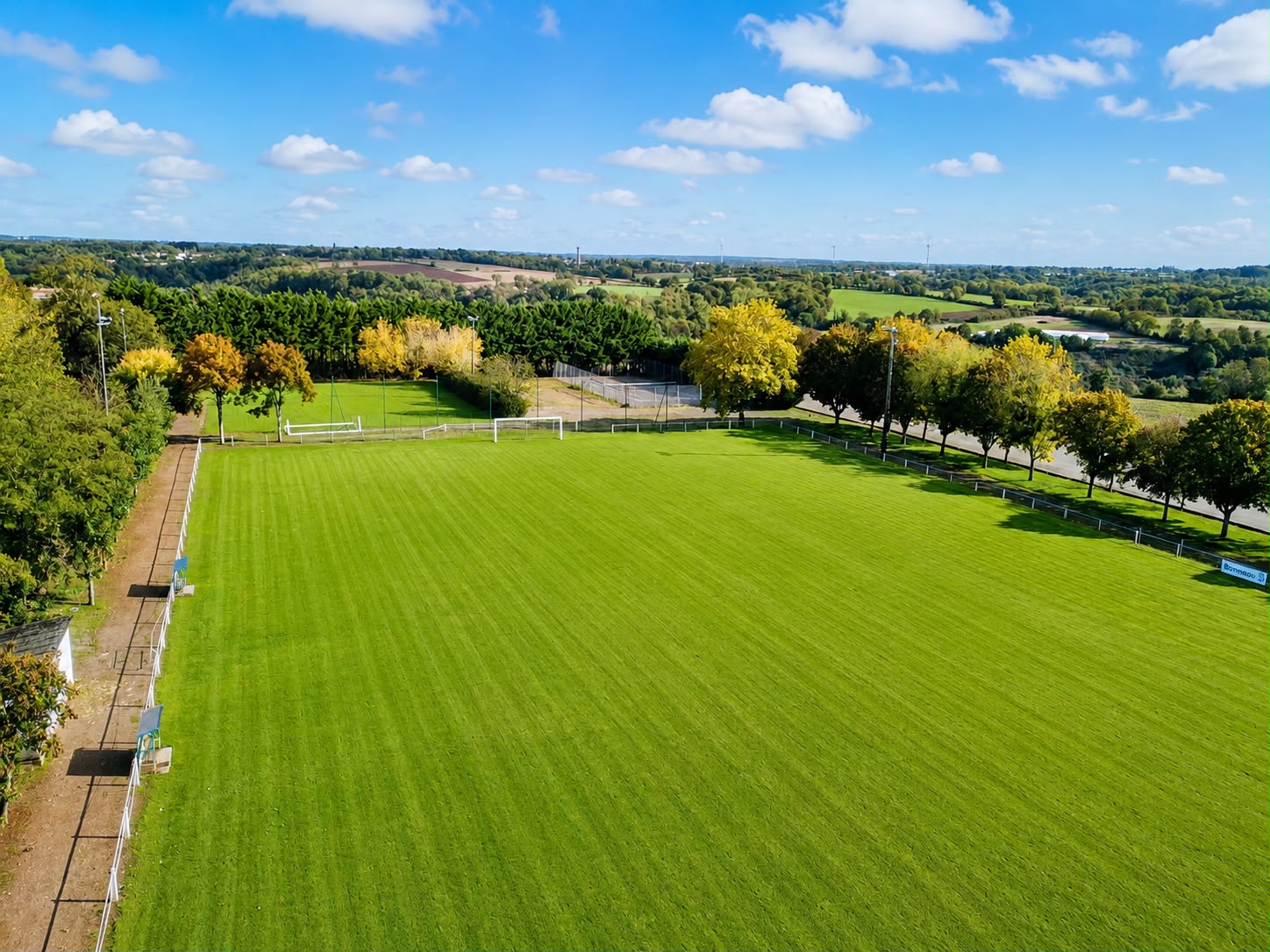Le stade de Sainte-Ouenne vu du ciel